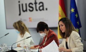 La ministra de Derechos Sociales y Agenda 2030, Ione Belarra (d), junto a la ministra de Transportes, Movilidad y Agenda Urbana, Raquel Sánchez (i), y la ministra Portavoz, Isabel Rodríguez (c), durante la rueda de prensa celebrada tras la reunión del Con