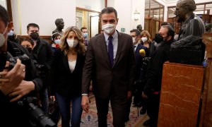 03/02/2022.- El presidente del Gobierno, Pedro Sánchez (d) junto a la ministra de Trabajo, Yolanda Díaz (i) a su llegada al pleno del Congreso de los Diputados que debate y vota este jueves la convalidación de la reforma laboral pactada entre Gobierno y a