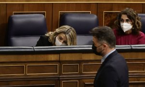 03/02/2022.- El portavoz de ERC en el Congreso, Gabriel Rufián, pasa por delante de la vicepresidenta segunda del Gobierno, Yolanda Díaz,  en el pleno del Congreso de este jueves. Eduardo Parra / Europa Press