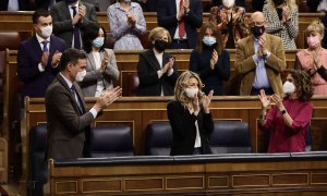 03/02/2022.- La ministra de Trabajo, Yolanda Díaz, es aplaudida por la bancada socialista tras su intervención en el pleno del Congreso de este jueves. Eduardo Parra / Europa Press