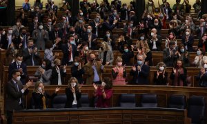 El presidente del Gobierno, Pedro Sánchez, la vicepresidenta primera, Nadia Calviño,la vicepresidenta y ministra de Trabajo, Yolanda Díaz, y la ministra de Hacienda, María Jesús Montero, aplauden después de que el Pleno del Congreso aprobara la reforma l