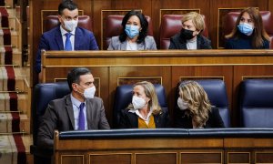 El presidente del Gobierno, Pedro Sánchez, la ministra de Economía Nadia Calviño y la ministra de Trabajo, Yolanda Díaz, en la sesión plenaria en el Congreso de los Diputados.