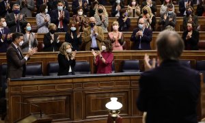 El presidente del Gobierno, Pedro Sánchez; la vicepresidenta segunda del Gobierno y ministra de Trabajo y Economía Social, Yolanda Díaz; y la ministra de Hacienda, María Jesús Montero, aplauden en una sesión plenaria en el Congreso de los Diputados, a 3 d