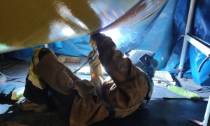 Un soldador de Cádiz trabajando en la construcción de 'jackets' de aerogeneradores en Brest (Francia).