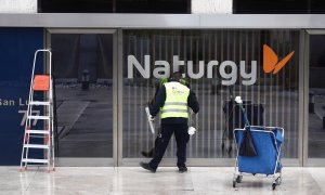 Un operario limpia la cristalera de la sede de Naturgy en Madrid. E.P/Eduardo Parra