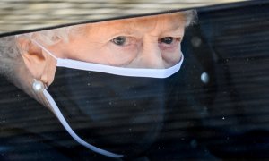 La reina Isabel II, a su llegada al funeral del príncipe Felipe en la Capilla de San Jorge, situada en Windsor