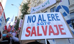 Concentración de trabajadores de Caixabank durante una de las jornadas de paros parciales convocadas para protestar por el ERE de la entidad, en junio de 2021, en Madrid. E.P./Cézaro De Luca