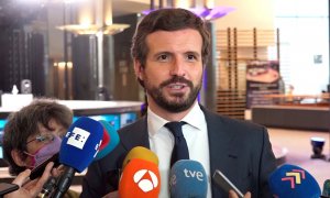 El presidente del PP, Pablo Casado, ofrece declaraciones a la prensa desde el Parlamento Europeo en Bruselas.