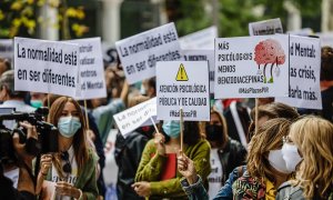 Varias personas sostienen diferentes pancartas en una marcha con motivo del Día Mundial de la Salud Mental, a 10 de octubre de 2021, en Madrid.