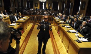 José Manuel Baltar Blanco, del PP, con el simbólico bastón de mando, el dia de su reelección como presidente de la Diputación Provincial de Ourense. E.P./Rosa Veiga