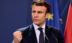 El presidente francés, Emmanuel Macron, habla durante una conferencia de prensa conjunta con el presidente de Polonia y el canciller alemán antes de una reunión en Berlín, el 8 de febrero de 2022.