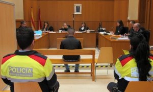 Imagen de un juicio en 2017 en Barcelona por la brutal agresión homófoba que se produjo en la localidad de Sitges el año anterior. El responsable fue condenado a 11 años de prisión.