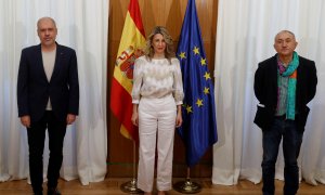 La vicepresidenta segunda del Gobierno y ministra de Trabajo y Economía Social, Yolanda Díaz (c) durante una rueda de prensa tras su encuentro con los secretarios generales de CCOO, Unai Sordo (i) y de UGT, Pepe Álvarez (d).