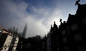 Una de las torres de la central térmica de As Pontes, vista desde el cementerio del municipio. REUTERS/Miguel Vidal