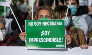 Enfermeros y enfermeras convocados por el Sindicato de Enfermería SATSE durante la concentración que han protagonizado este jueves en Madrid para denunciar la sobrecarga que sufren y reclamar el aumento de plantillas.