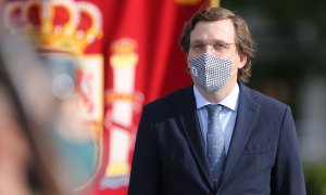 El alcalde de Madrid, José Luis Martínez Almeida, durante el izado de bandera con motivo del Día de San Isidro en los Jardines del Descubrimiento de la Plaza de Colón, a 15 de mayo de 2021, en Madrid.