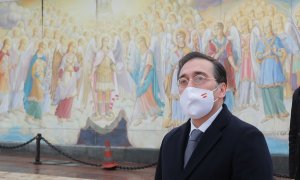 El ministro español de Asuntos Exteriores, José Manuel Albares, camina frente a la catedral de San Miguel en Kiev, Ucrania, el 09 de febrero de 2022.