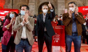 El candidato del PSOE a la Junta de Castilla y León, Luis Tudanca (i), el expresidente José Luis Rodríguez Zapatero (c), y el presidente del Gobierno, Pedro Sanchez (d), en un acto electoral en Burgos. EFE/ Santi Otero