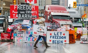 Manifestantes antivacunas continúan paralizando las calles de Ottawa (Canadá).