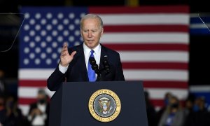 El presidente de EE. UU., Joe Biden, habla sobre la infraestructura durante un evento en las instalaciones de autobuses de la Autoridad de Transporte del Área de Kansas City, a 8 de diciembre de 2021.