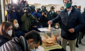 13/02/2022 El candidato de VOX a la presidencia de la Junta de Castilla y León, Juan García-Gallardo, ejerce su derecho al voto en el Colegio Río Arlanzón de Burgos