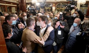 El candidato a la presidencia del Gobierno de Castilla y León, Alfonso Fernández Mañueco, a su llegada al Hotel Alameda Palace, antes de finalizar el escrutinio total de los votos y previo a su comparecencia ante los medios de comunicación.