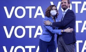 El presidente del PP, Pablo Casado junto a la presidenta de la Comunidad de Madrid, Isabel Díaz Ayuso, se saludan en el acto de cierre de campaña a la presidencia de la presidencia de la Junta de Castilla y León.