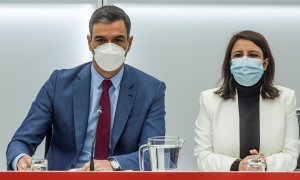 El secretario general del PSOE y presidente del Gobierno, Pedro Sánchez, y la secretaria General de la misma formación, Adriana Lastra, durante la reunión de la Ejecutiva Federal del PSOE celebrada este lunes en la sede de Ferraz, en Madrid.