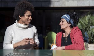 La Daniela i la Paola, a la terrassa de l'alberg.