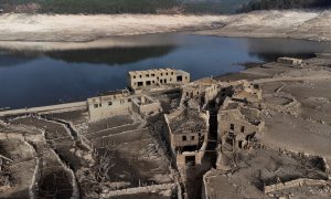 La sequía descubre el antiguo pueblo de Aceredo que había sido sumergido en la década de 1990 después de la construcción de la represa en Concello de Lobios, España.