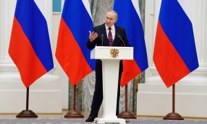 El presidente ruso Vladimir Putin habla en una conferencia de prensa conjunta con el canciller alemán Olaf Scholz, luego de su reunión en el Kremlin, a 15 de febrero de 2022.