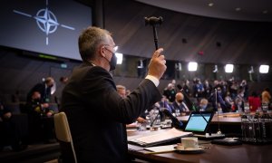 El secretario general de la OTAN, Jens Stoltenberg, preside la reunión de ministros de defensa de la OTAN en la sede de la OTAN en Bruselas.