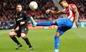 El defensa mozambiqueño del Atlético de Madrid, Reinildo Mandava (d), despeja un balón ante un rival del Levante durante el partido aplazado de LaLiga, este miércoles en el Wanda Metropolitano.