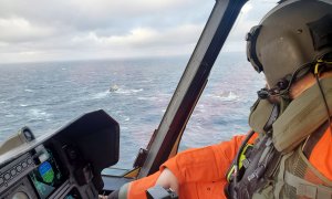 Una foto proporcionada por los equipos de rescate canadienses muestra a un piloto sobrevolando el Grand Bank tras el hundimiento del buque pesquero español 'Villa de Pitanxo' frente a Terranova, Canadá, el 16 de febrero de 2022.