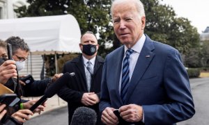 El presidente de los Estados Unidos, Joe Biden, habla con los medios de comunicación sobre la acumulación de Rusia en la frontera con Ucrania cuando sale de la Casa Blanca hacia Cleveland en Washington, DC, EE. UU., el 17 de febrero de 2022.