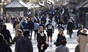 Varias personas pasean por la Rambla de Barcelona, a 10 de febrero de 2022.