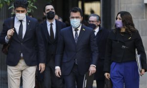 El presidente de la Generalitat, Pere Aragonés, acompañado por el vicepresidente, Jordi Puigneró (i), y la consellera de la Presidencia, Laura Vilagrá (d), a su llegada a la reunión semanal del gobierno catalán, un día después de la conferencia del presi