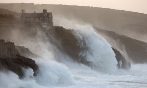 Olas gigantes provocadas por la tormenta Eunice en  Porthleven, Cornwall, el 18 de febrero de 2022.