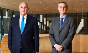 El presidente del Banco Sabadell, Josep Oliu (i), y el consejero delegado de la entidad, César González-Bueno (d).