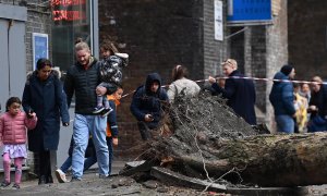 La gente pasa junto a un árbol caído derribado por fuertes vientos durante la tormenta Eunice en Londres, Gran Bretaña, el 18 de febrero de 2022.