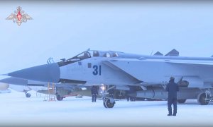 militares rusos examinando un misil hipersónico Kinzhal antes de un vuelo del avión de combate MiG-31K durante los ejercicios de las fuerzas de disuasión estratégicas rusas en Rusia, el 19 de febrero de 2022.