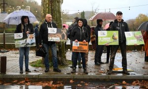 Manifestantes contra la caza sostienen pancartas durante una marcha blanca para rendir homenaje al joven, un año después de que fuera asesinado por un cazador, en Cajarc