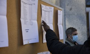 Un estudiante mira los resultados de un examen en la Universidad Complutense de Madrid.