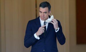 El presidente del Gobierno, Pedro Sánchez antes de su encuentro con la primera ministra danesa, Mette Frederiksen antes de su encuentro en el Palacio de la Moncloa este lunes.