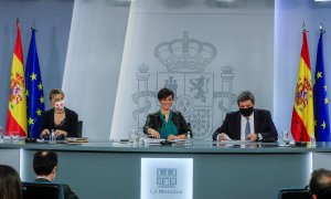 La vicepresidenta segunda del Gobierno y ministra de Trabajo, Yolanda Díaz (i); la ministra de Política Territorial y portavoz del Gobierno, Isabel Rodríguez García (c), y el ministro de Inclusión, Seguridad Social y Migraciones, José Luis Escrivá