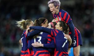 Las jugadoras de la selección femenina de fútbol de EEUU se abrazan tras marcar un gol en su enfrentamiento contra la selección de Corea del Sur, en el Estadio Allianz, en St Paul, Minnesota, el pasado octubre. David Berding/Getty Images/AFP