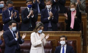 El líder del Partido Popular, Pablo Casado (d, delante), recibe los aplausos de varios diputados de su partido tras su intervención en la sesión de control al Gobierno, este miércoles, en el Congreso de los Diputado