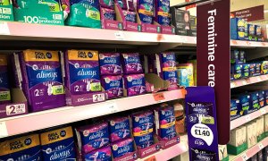 Imagen de archivo del estante de un supermercado en Glasgow con productos de higiene femenina.