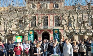 Raquel Serrat, Joan Caball i Ricard Huguet, a la roda de premsa, avui, davant del Parlament.