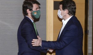 Representantes del PP y de Vox, encabezados por sus candidatos en las pasadas elecciones autonómicas del 13-F, Alfonso Fernández Mañueco y Juan García-Gallardo, mantienen la primera reunión formal sobre la posibilidad de llegar a un acuerdo de gobernabili